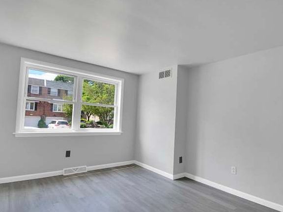 3rd image of 309 Montgomery Ave Unit A