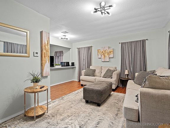 3rd image of 818 Northwest Blvd