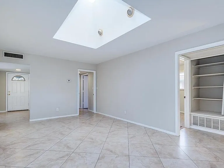 2439 E Del Rio Dr — Photo 7