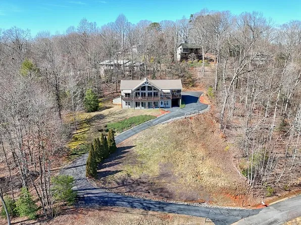 1085 Chatuge Village Cir, Hayesville, NC 28904