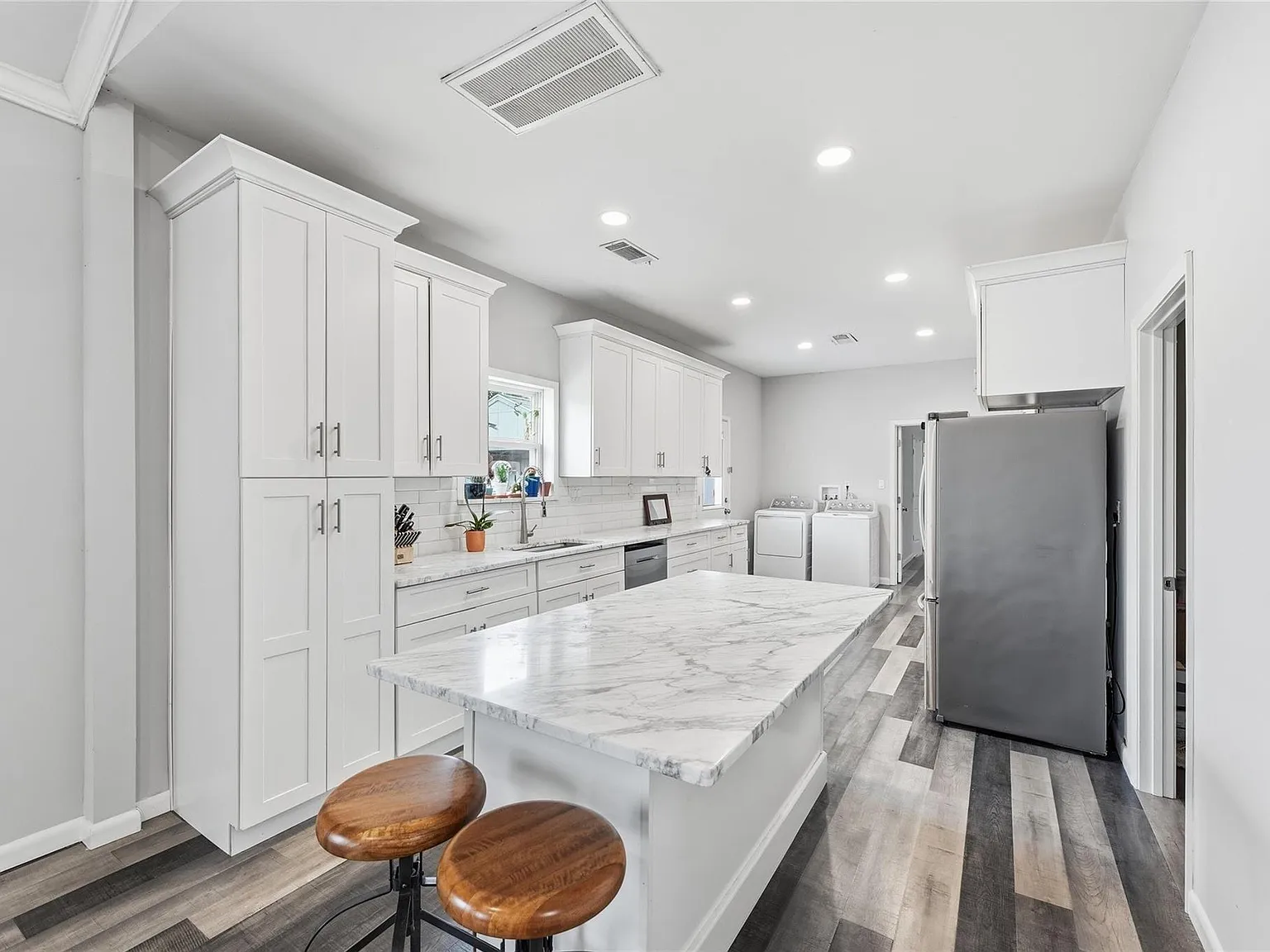 2 bed, 2.0 bath, 1354 sqft, $2,300 — Photo 3