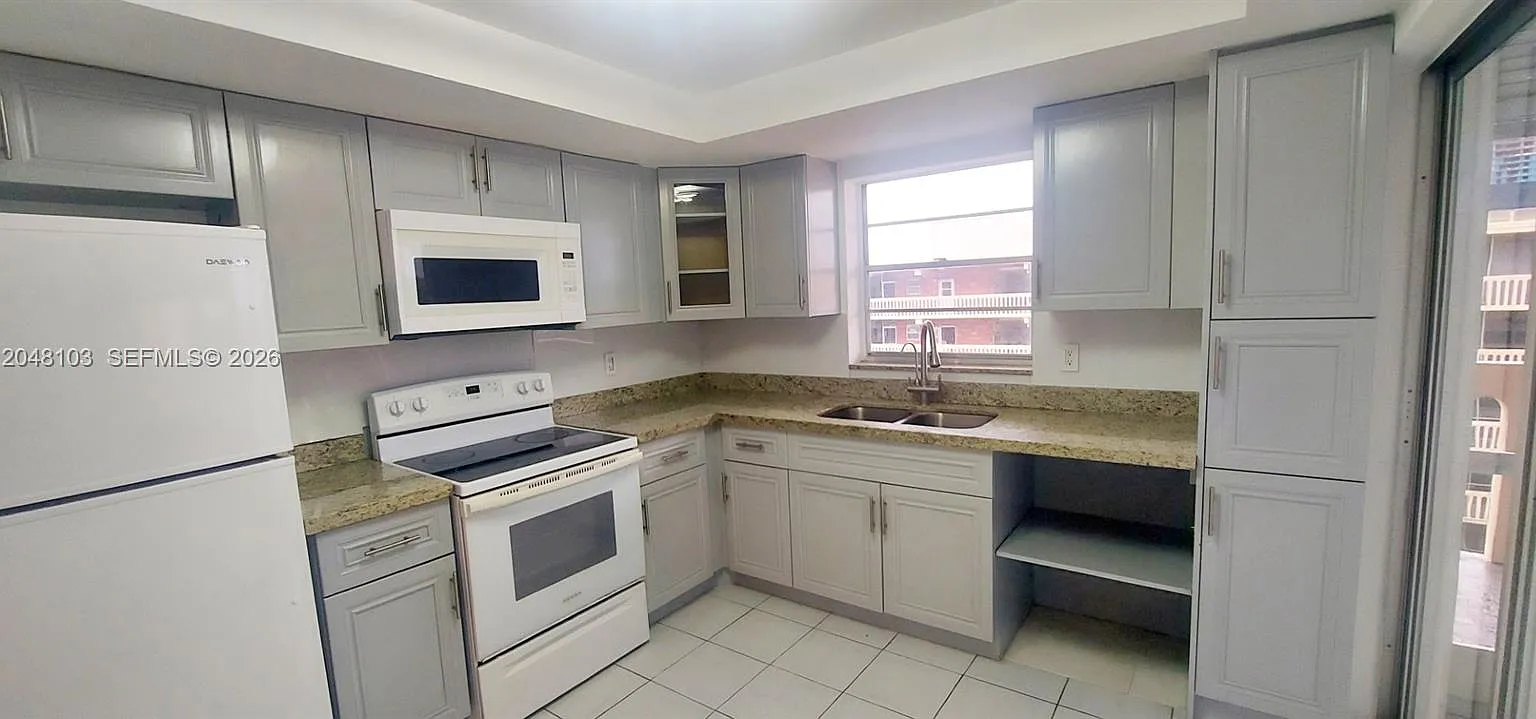 Eldorado Plaza West Condo — Photo 1