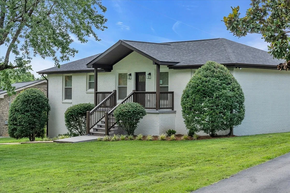 3 bed, 2200 sqft, $3,200 — Photo 3