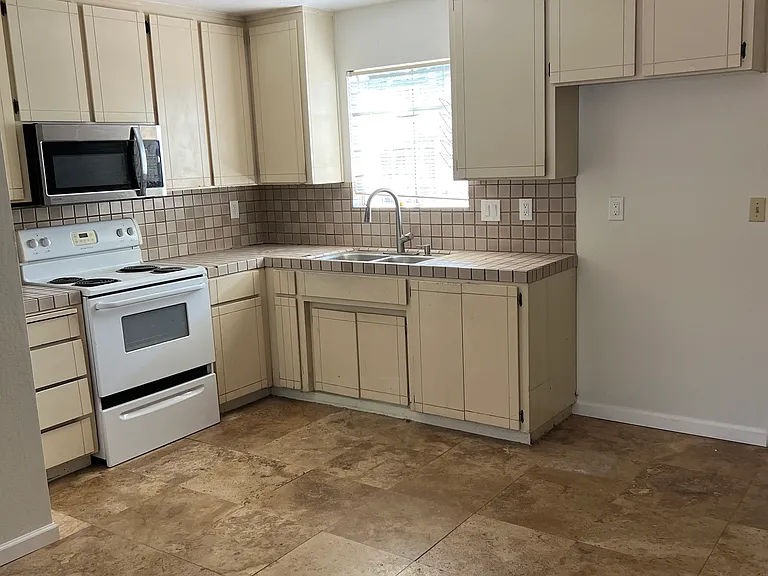1030 Dainty Ave — Photo 3