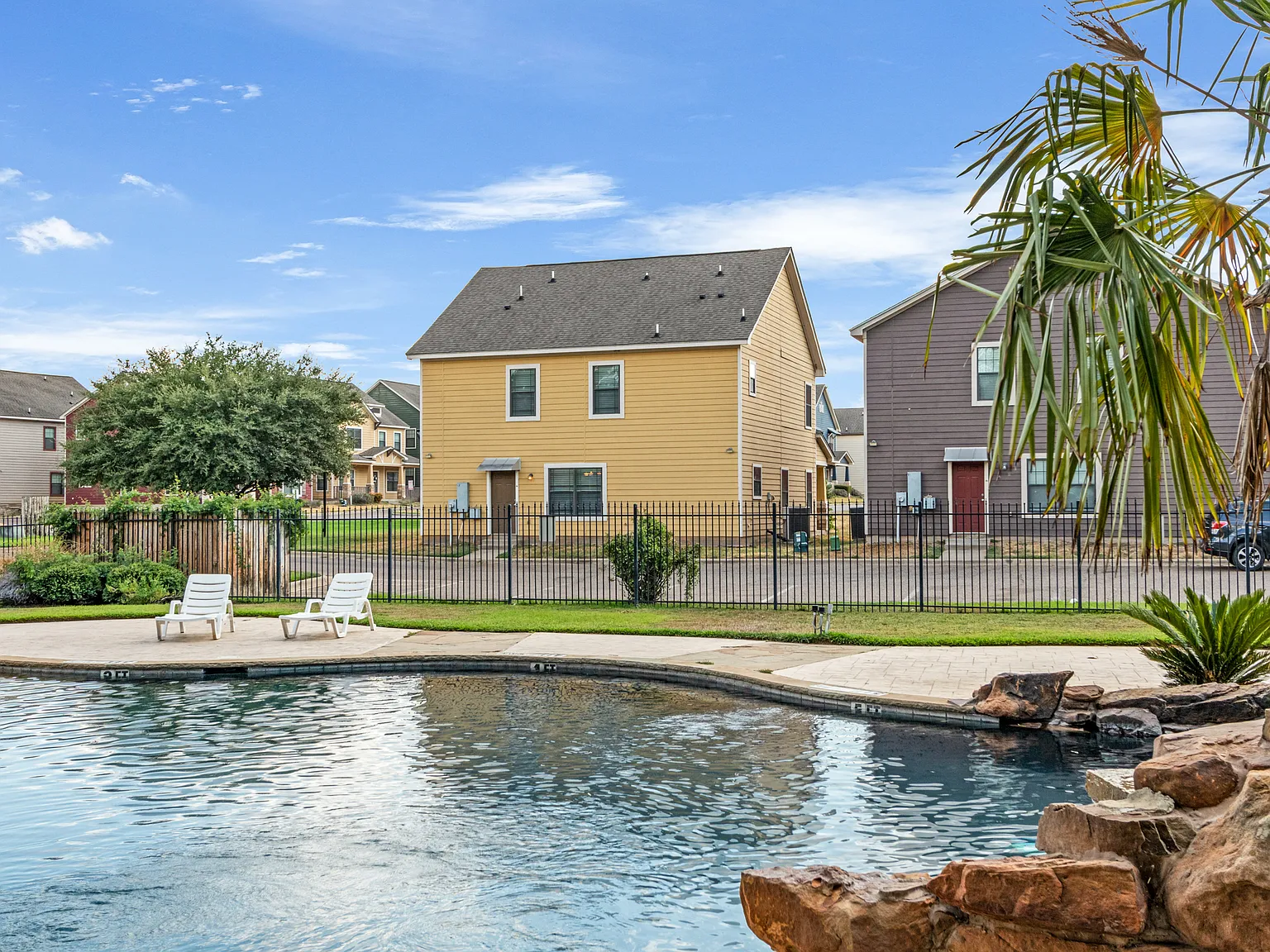 4 bed, 3.5 bath, 2500 sqft, $699 — Photo 2