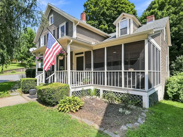 3 Pleasant St, Huntington, MA 01050