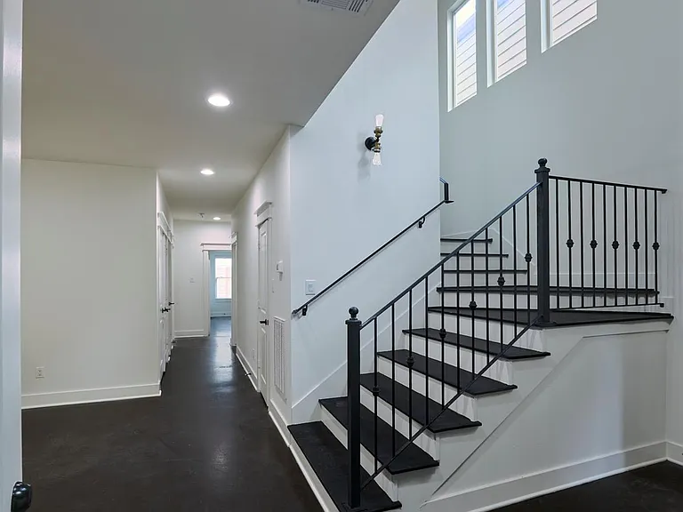 5516 Larkin St — Photo 2