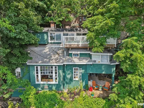 6 Old Wood Rd, Edgewater, NJ 07020