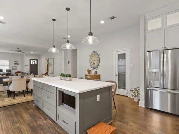 913 Eleanor St, Houston, TX 77009