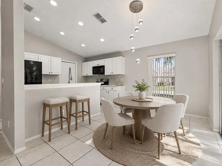 551 Castlemain Cir — Photo 20