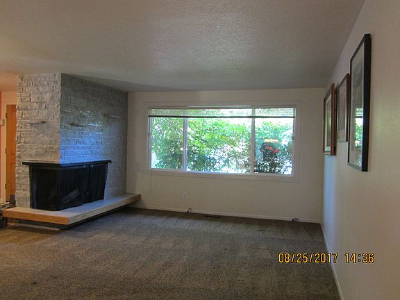 Living room w/ fireplace