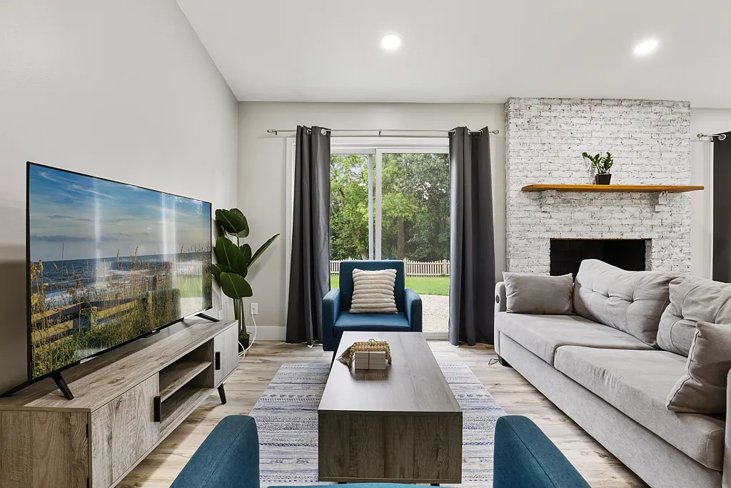 3804 Newport Dr — Photo 4