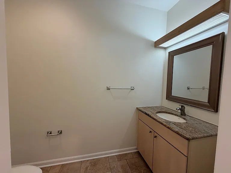225 S Monroe St — Photo 8