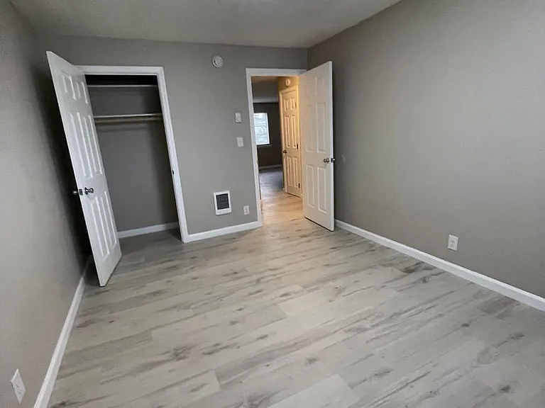 Heatherstone Apartments — Photo 14