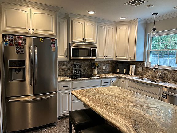 Kitchen w/ Granite