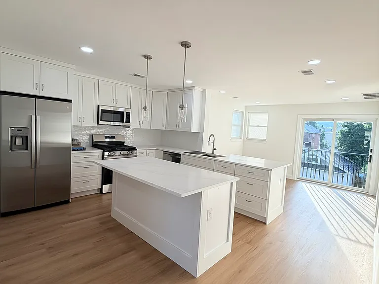 33 Grandview Ave #2 — Photo 2