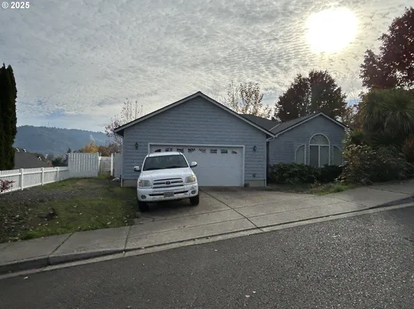 2343 NW Chambers Dr, Roseburg, OR 97471