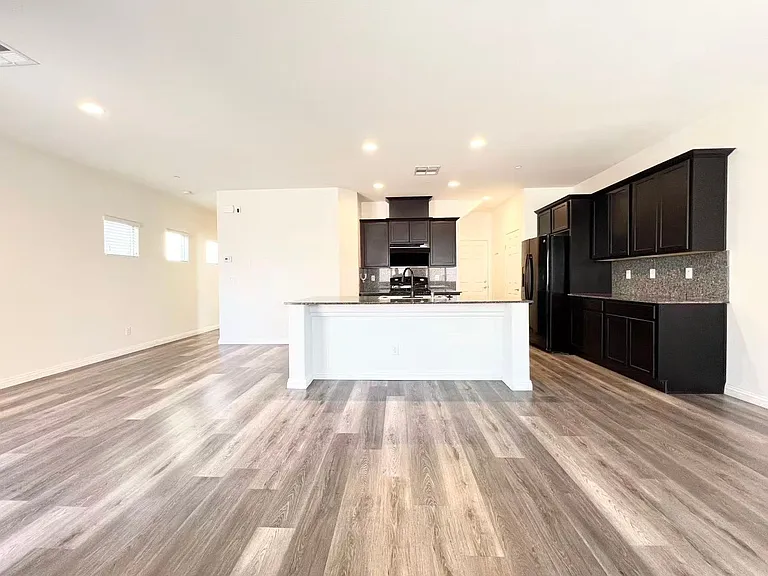 1146 Bobby Basin Ave — Photo 5