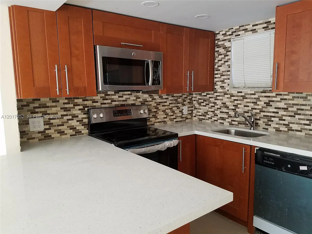 Building Photo - 8290 Lake Dr #316