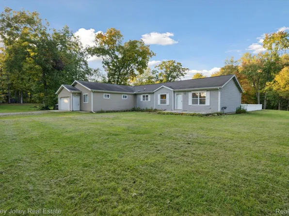 7191 Golf Club Rd, Howell, MI 48843