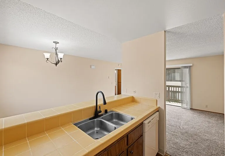 Park Plaza Apartments — Photo 13