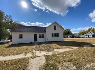 618 J St, Aurora, NE 68818