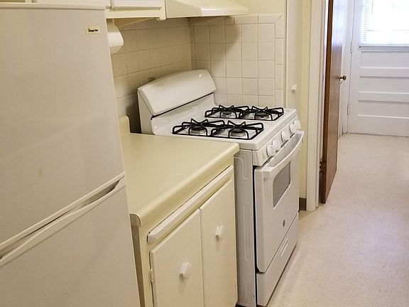 Lots of storage in kitchen