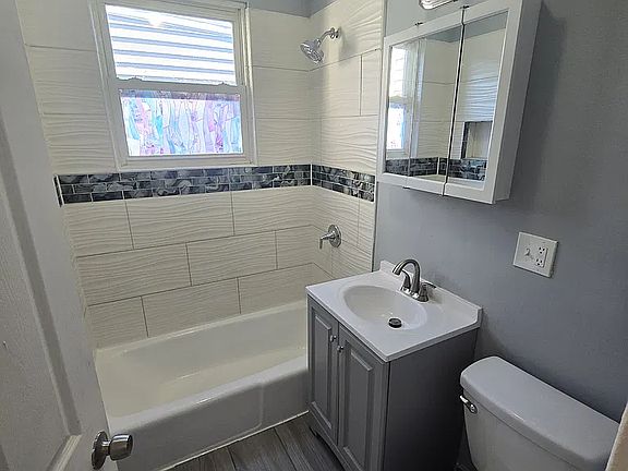 4th image of 291 Madison Ave #B