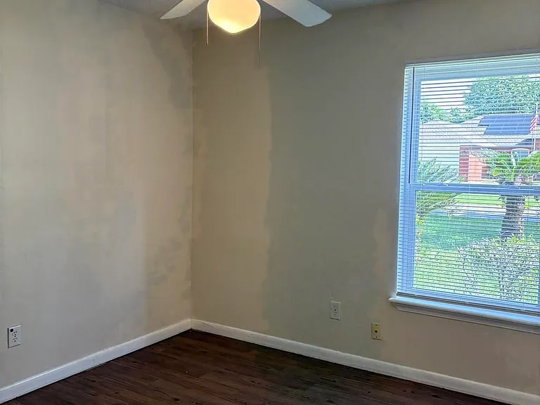 3255 Maplewood Dr — Photo 9