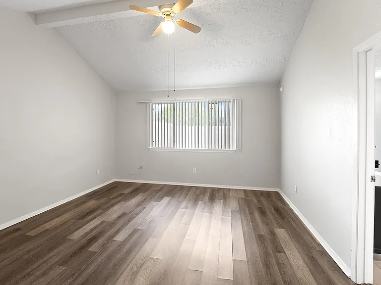 1202 Manorglen Dr — Photo 10