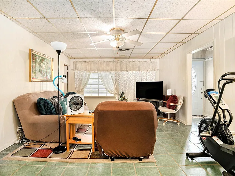 17 Manor Way — Photo 8