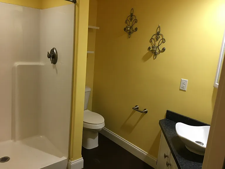 Full bath (2nd floor)
