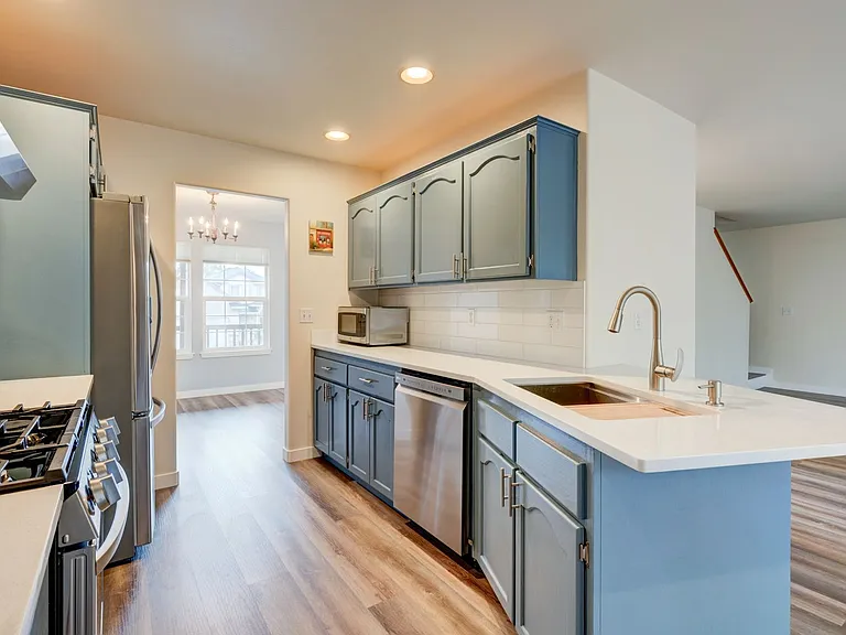 536 SW Regency Dr — Photo 3