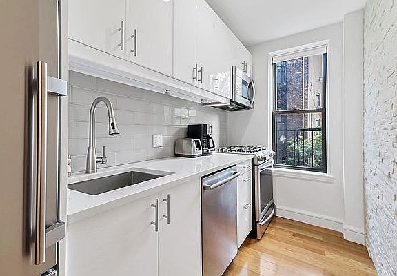5th image of 305 W 18th St APT 4F
