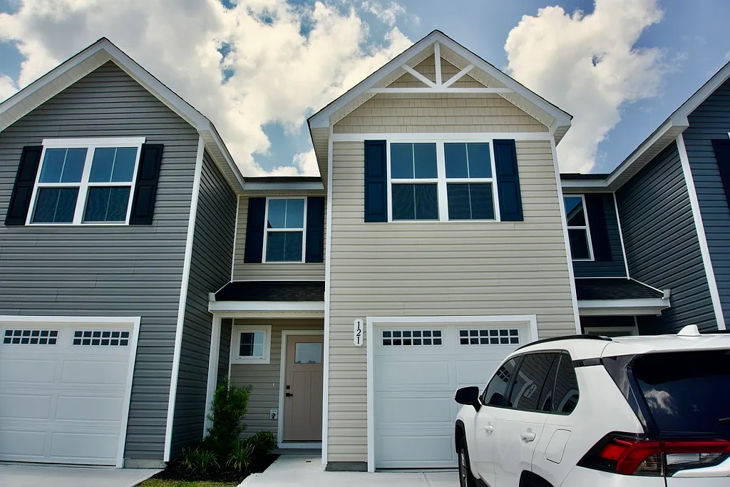3 bed, 2.5 bath, 1442 sqft, $1,900 — Photo 1