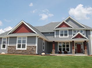 727 Stepping Stone Way, Pewaukee, WI 53072