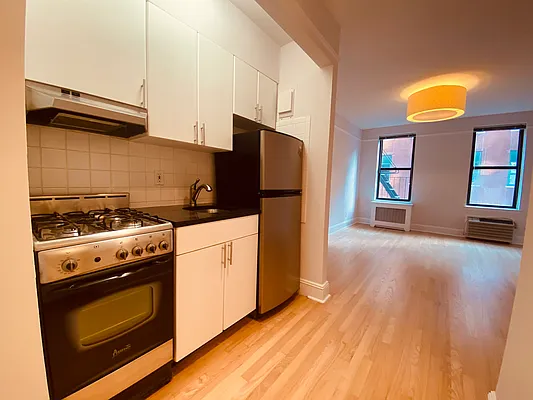 Rented by Metropolis Real Estate of Manhattan | media 10