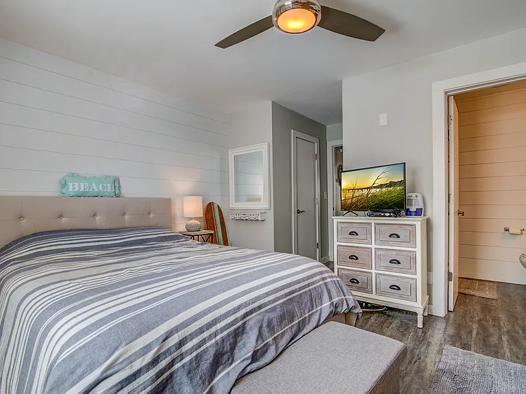 2057 Middle St #4 — Photo 7