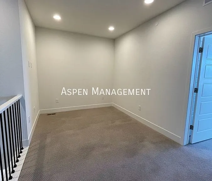 2215 Village Green Way — Photo 14