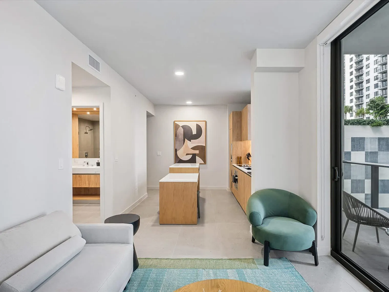 2 bed, 2.0 bath, 818 sqft, $3,473 — Photo 2