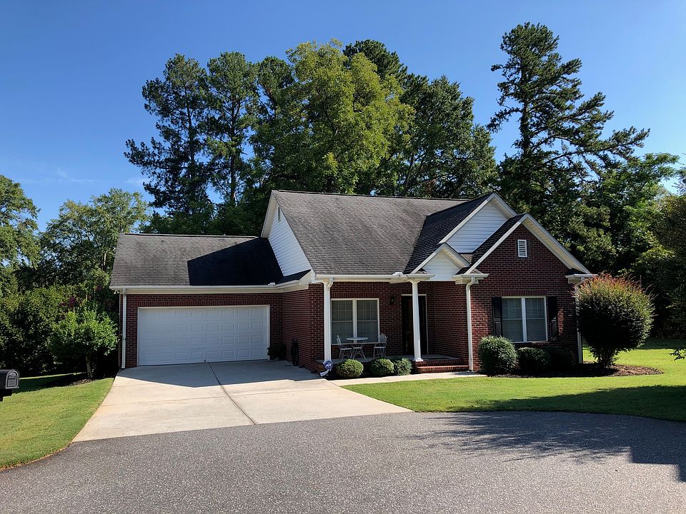 House sits in culdesac