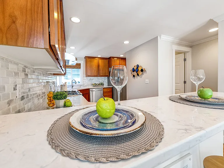 1022B Taylor Ave N — Photo 4