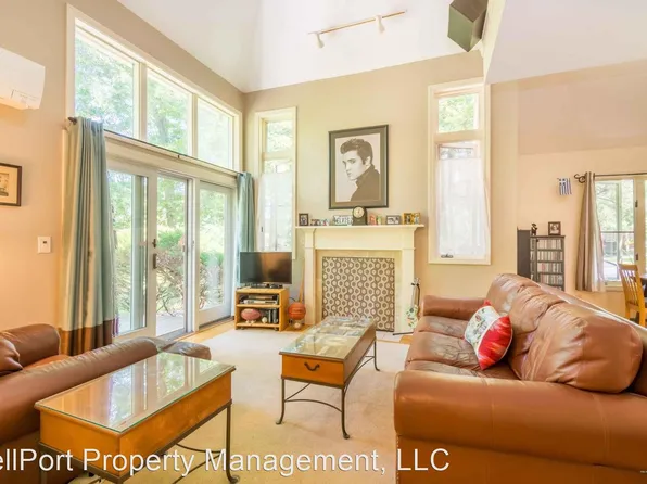 7 Twin Knolls Ln, Portland, ME 04102