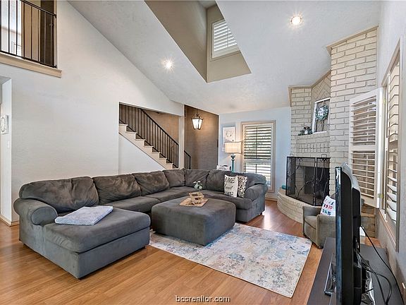 5th image of 2914 Broadmoor Dr
