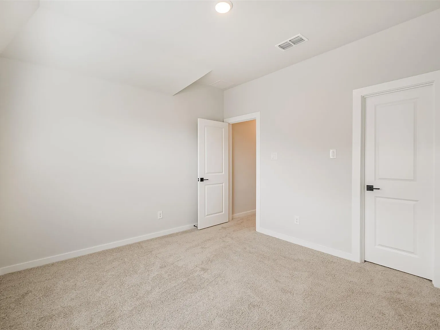 4 bed, 3.0 bath, 2640 sqft, $3,400 — Photo 3
