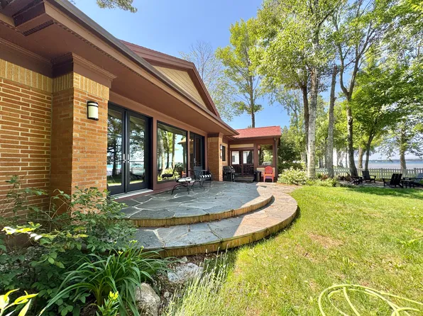 3304 Lakeshore Dr, Sault Sainte Marie, MI 49783