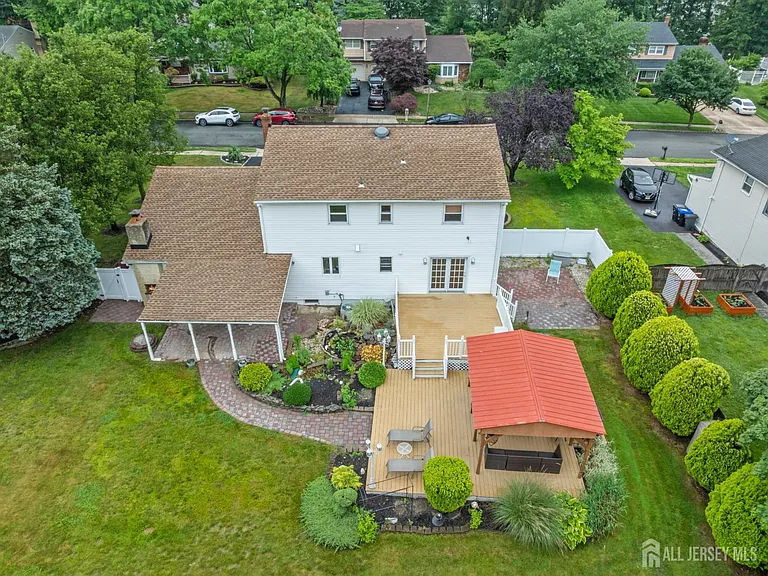 16 London Dr — Photo 40