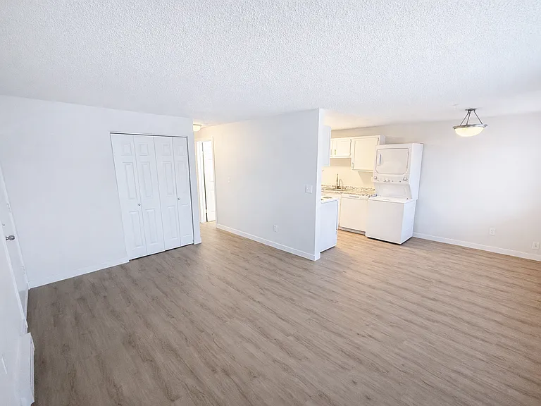 Meadowbrook Apartments — Photo 8