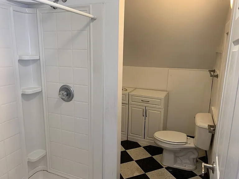 702 E Green St — Photo 3