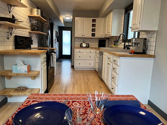 New kitchen, lots of storage and great layout for chefs.